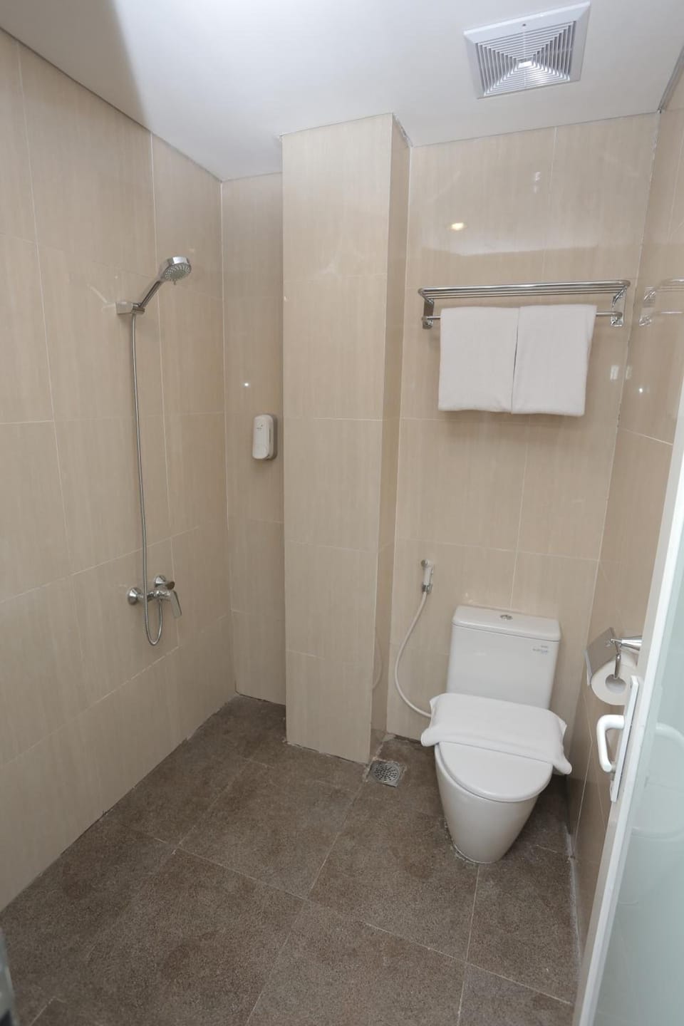 Deluxe Twin Room | Bathroom | Shower, slippers, towels, soap