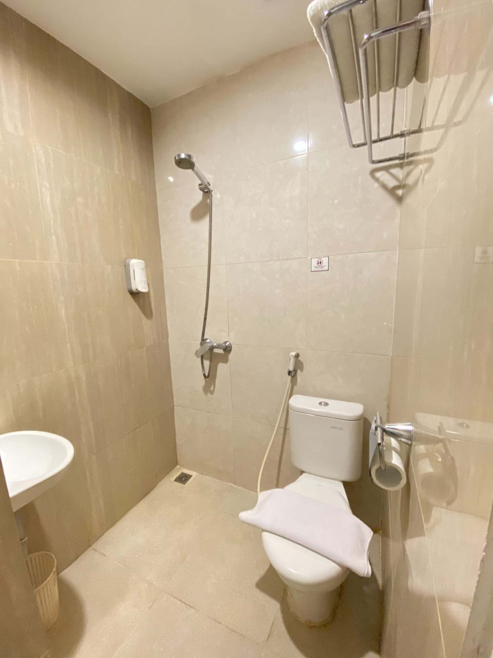 Business Single Room | Bathroom | Shower, slippers, towels, soap