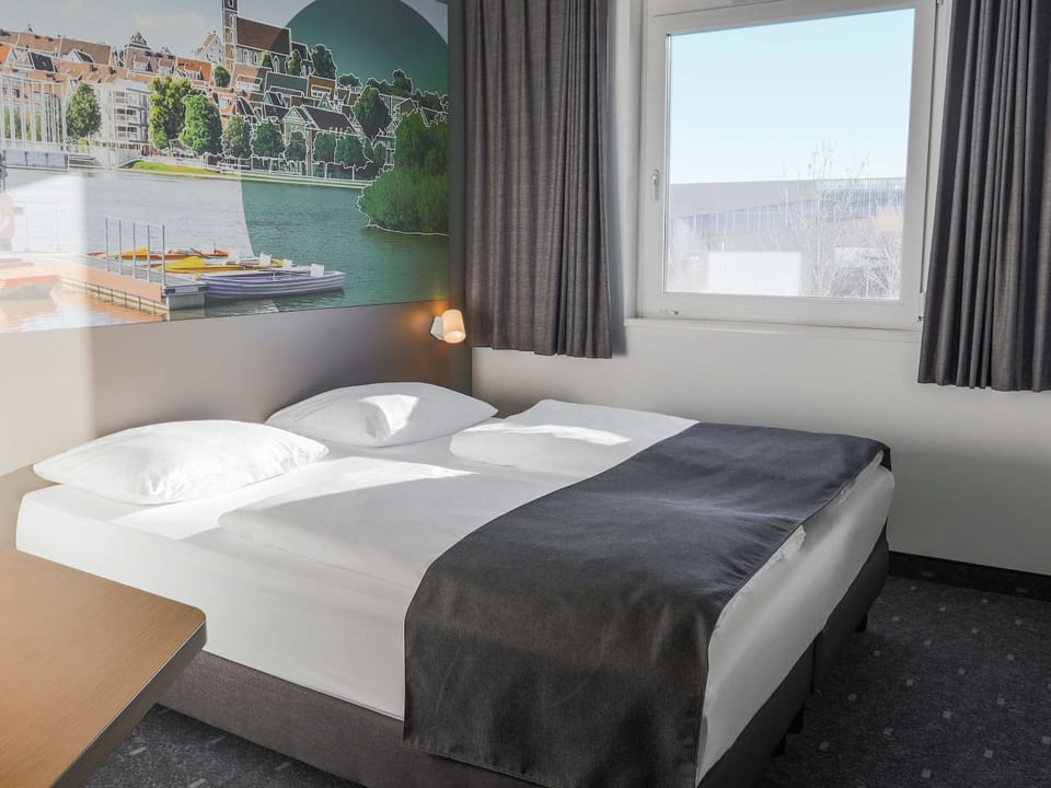 Double Room | Hypo-allergenic bedding available, desk, soundproofing, WiFi (free)