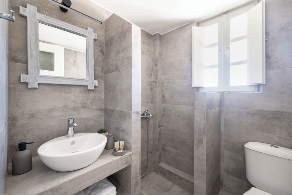 Apartment, Sea View | Bathroom | Shower, hair dryer, towels, shampoo