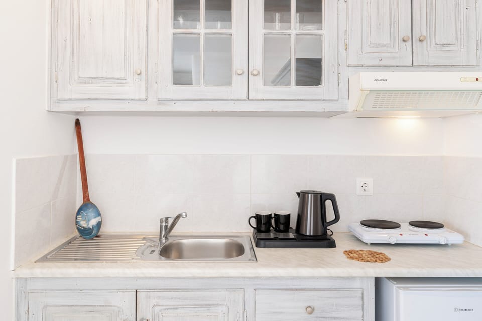 Studio, Sea View | Private kitchen | Fridge, cookware/dishes/utensils
