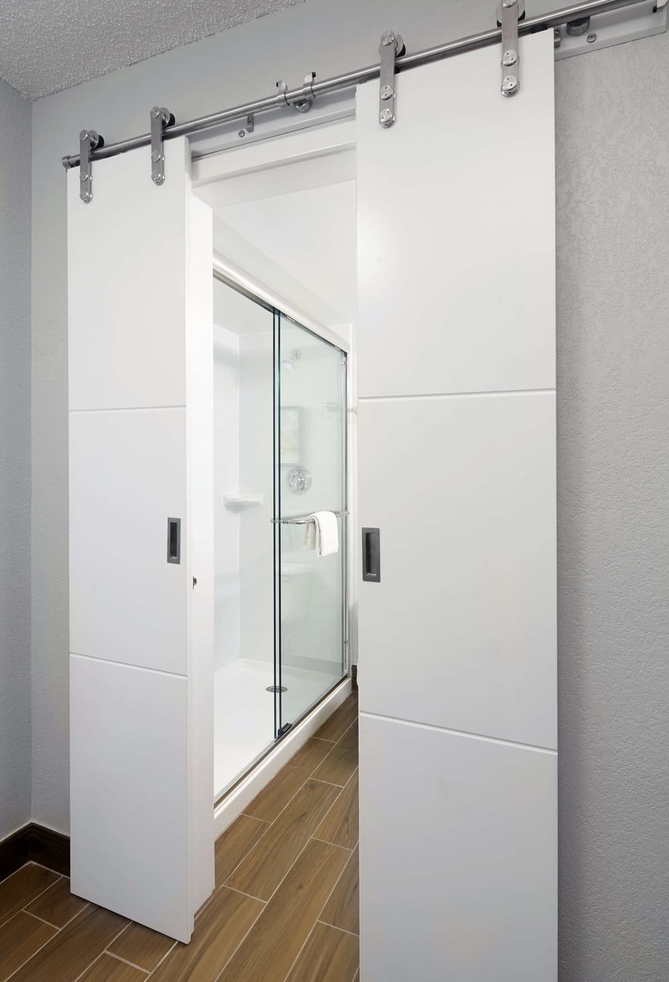 1 King Deluxe w/ Sofabed, Non Smoking | Bathroom | Shower, hydromassage showerhead, eco-friendly toiletries, hair dryer