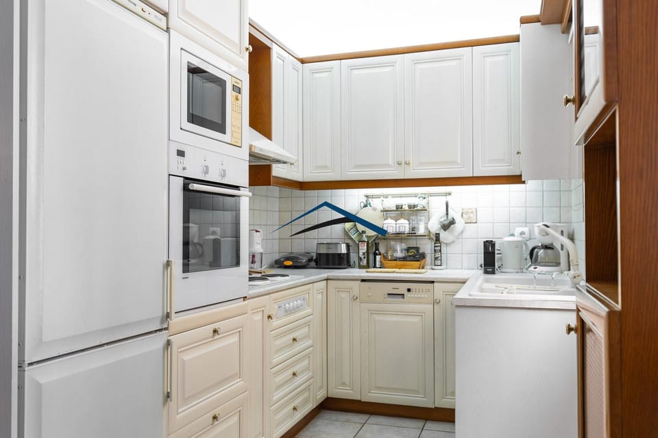 The fully equipped kitchen