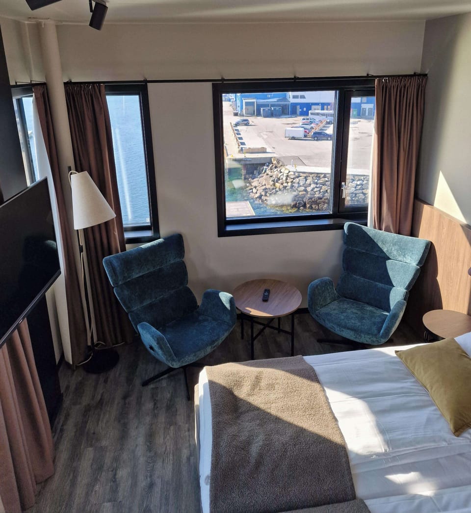 Premium bedding, minibar, desk, blackout drapes