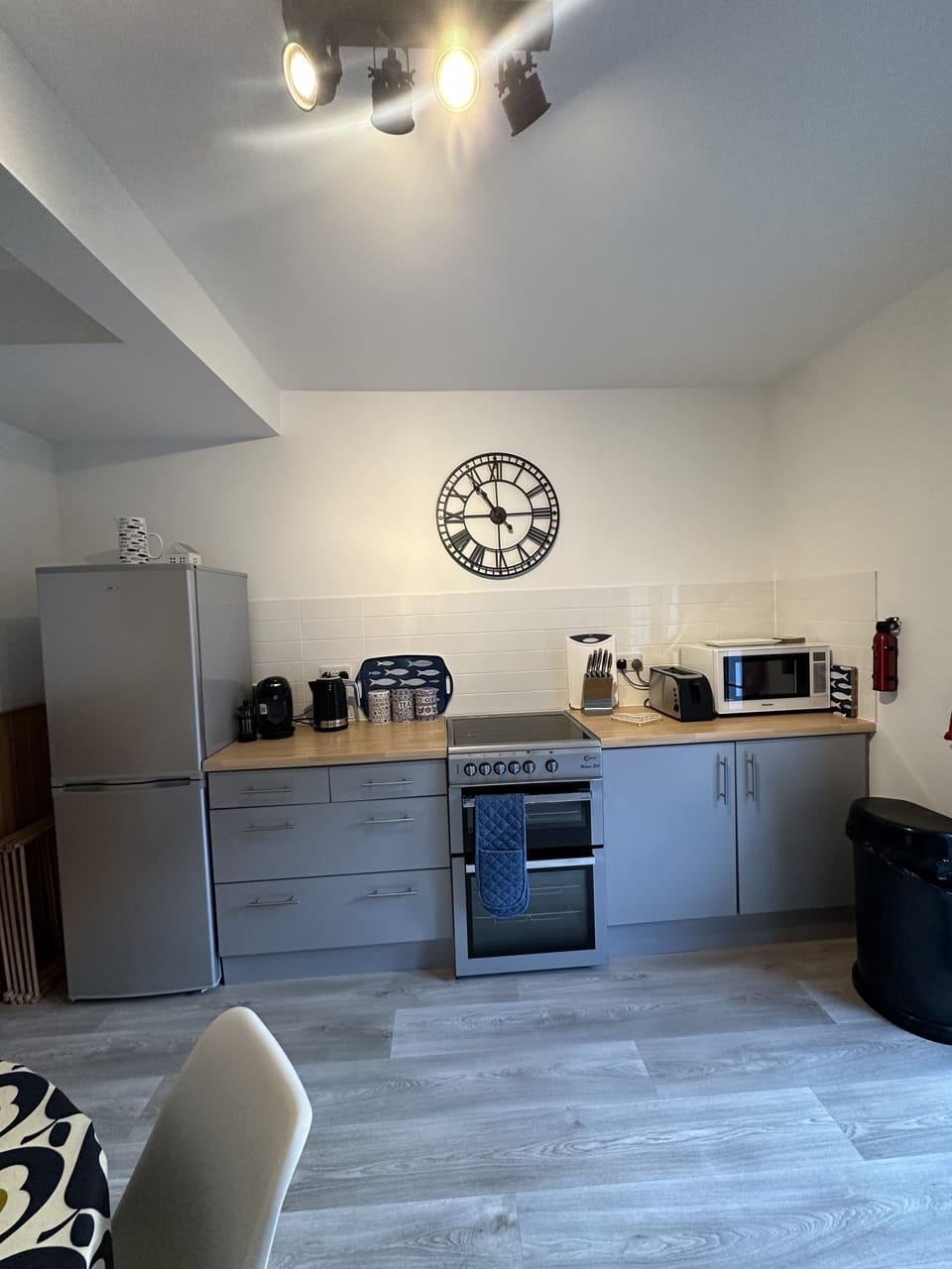 Cottage | Private kitchen | Fridge, microwave, oven, stovetop