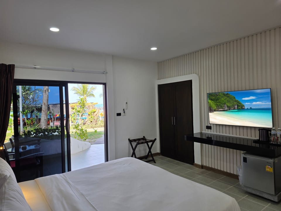 Deluxe Room, Sea View | In-room safe, blackout drapes, WiFi (free), bed sheets