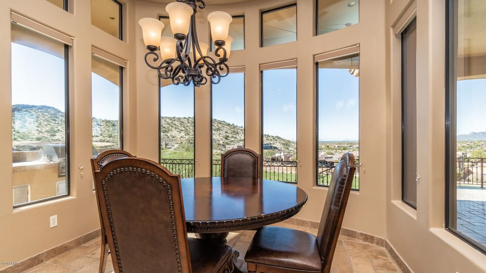 Eat-in Kitchen - seats 6