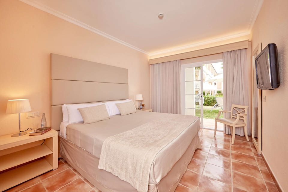 1 bedroom, premium bedding, in-room safe, desk