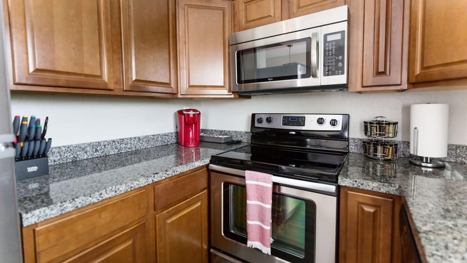 Studio (2 Bedrooms) | Private kitchen | Microwave, oven