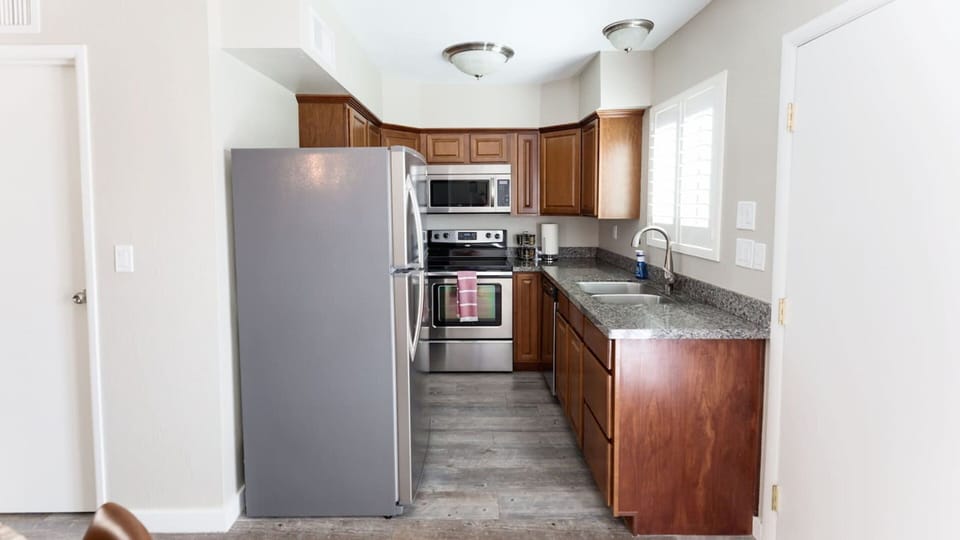 Studio (2 Bedrooms) | Private kitchen | Microwave, oven