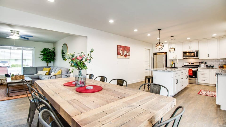 Studio (4 Bedrooms) | Dining room