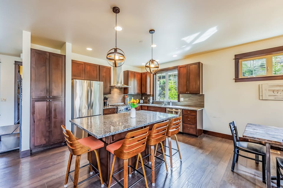 Well timed Fully Fitted High-end Kitchen w/ Built in Microwave Trim Kit Marble Top Center Island and Bar Seating