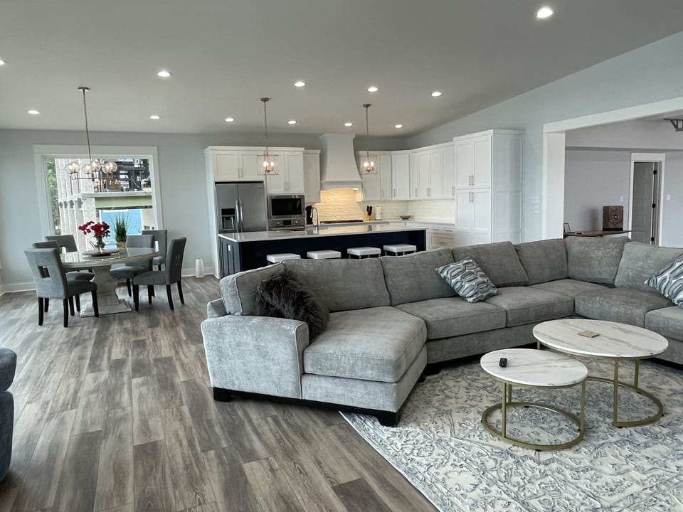 Open concept living room/kitchen