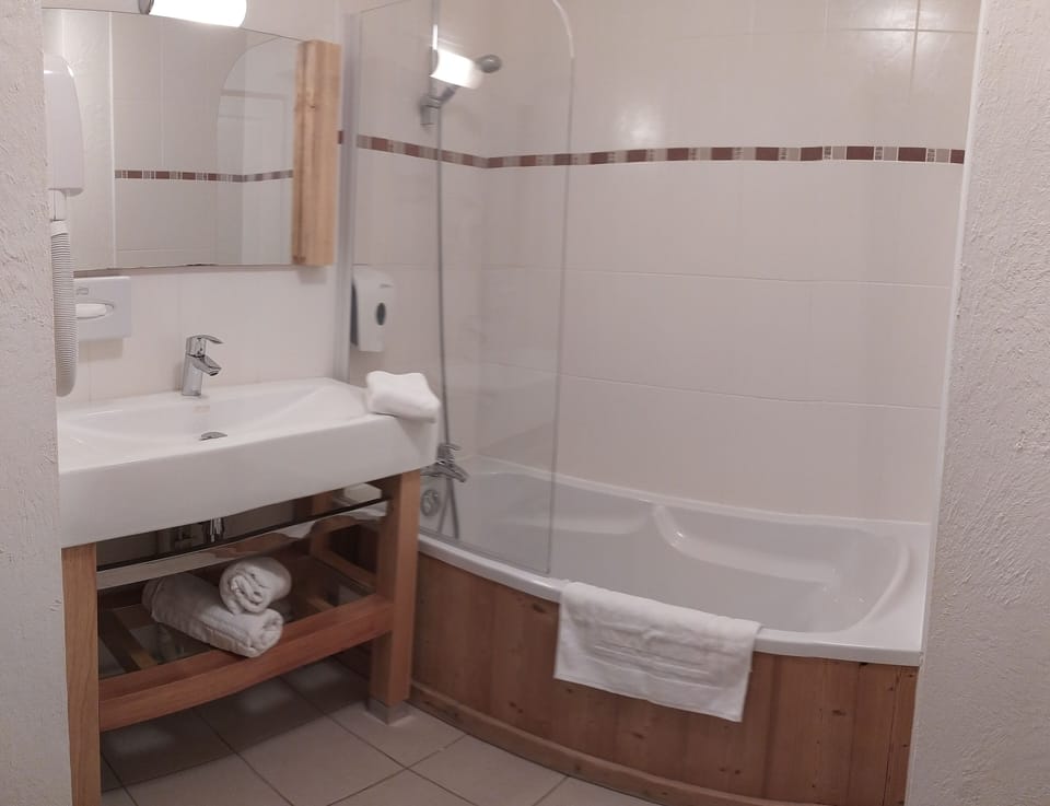 Standard Double Room | Bathroom | Free toiletries, hair dryer, towels