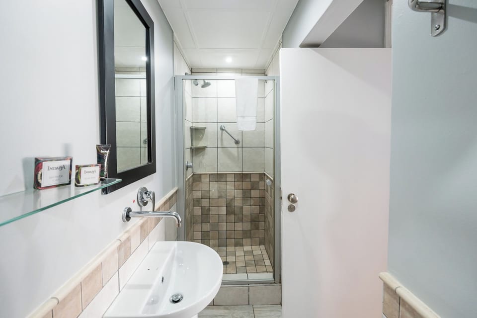 Standard Twin Room | Bathroom | Separate tub and shower, free toiletries, towels