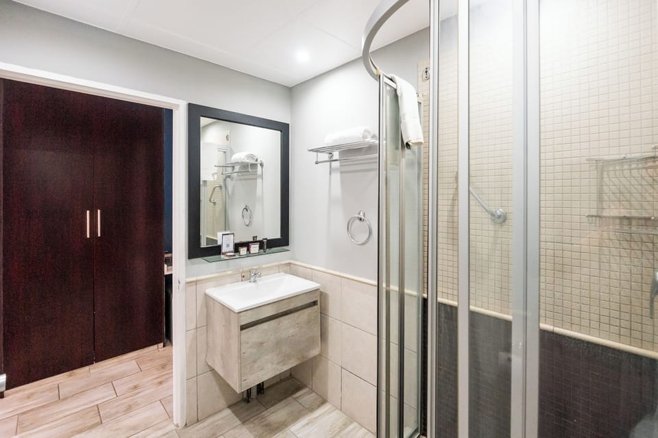 Standard Double Room | Bathroom | Separate tub and shower, free toiletries, towels