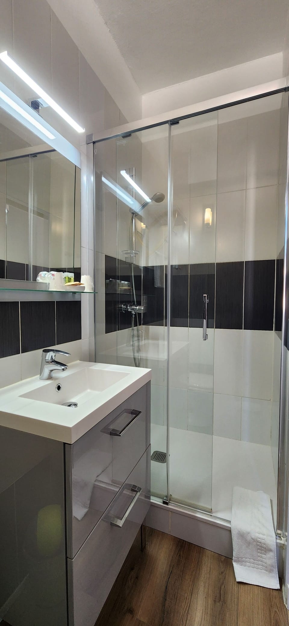 Standard Double Room | Bathroom | Shower, hair dryer (on request), towels