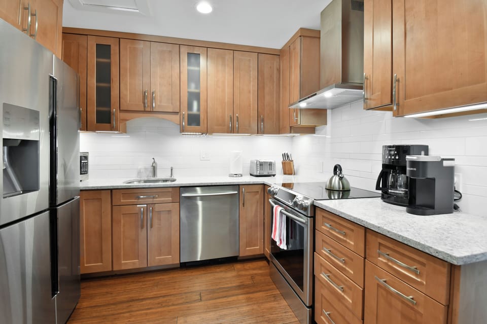 Full-size fridge, microwave, oven, stovetop