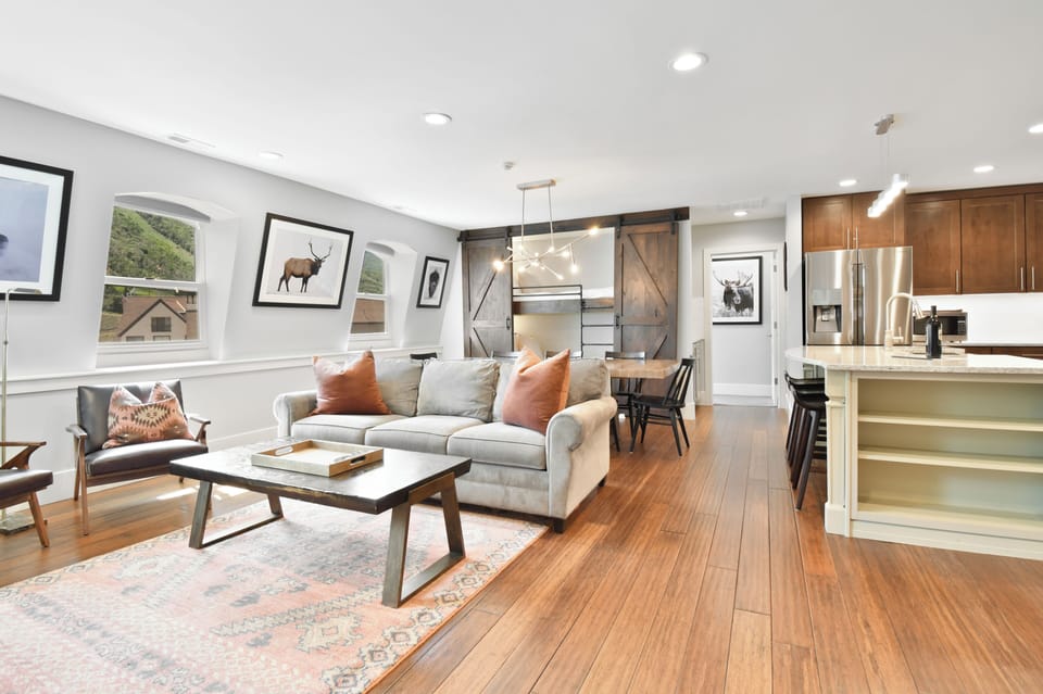 55-inch TV with cable channels, fireplace, Netflix