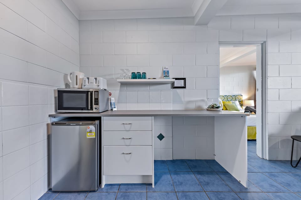 Basic Apartment | Private kitchenette | Mini-fridge, microwave, electric kettle, toaster