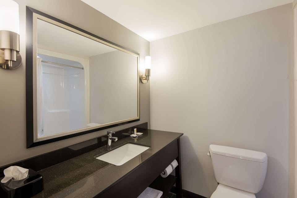 Standard Room, 1 Queen Bed, Non Smoking | Bathroom | Combined shower/tub, eco-friendly toiletries, hair dryer, towels