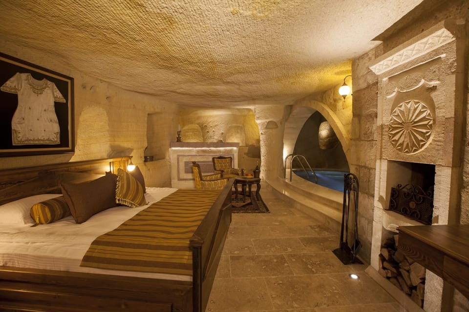 Majestic Cave & Pool Suite | Premium bedding, minibar, in-room safe, individually decorated