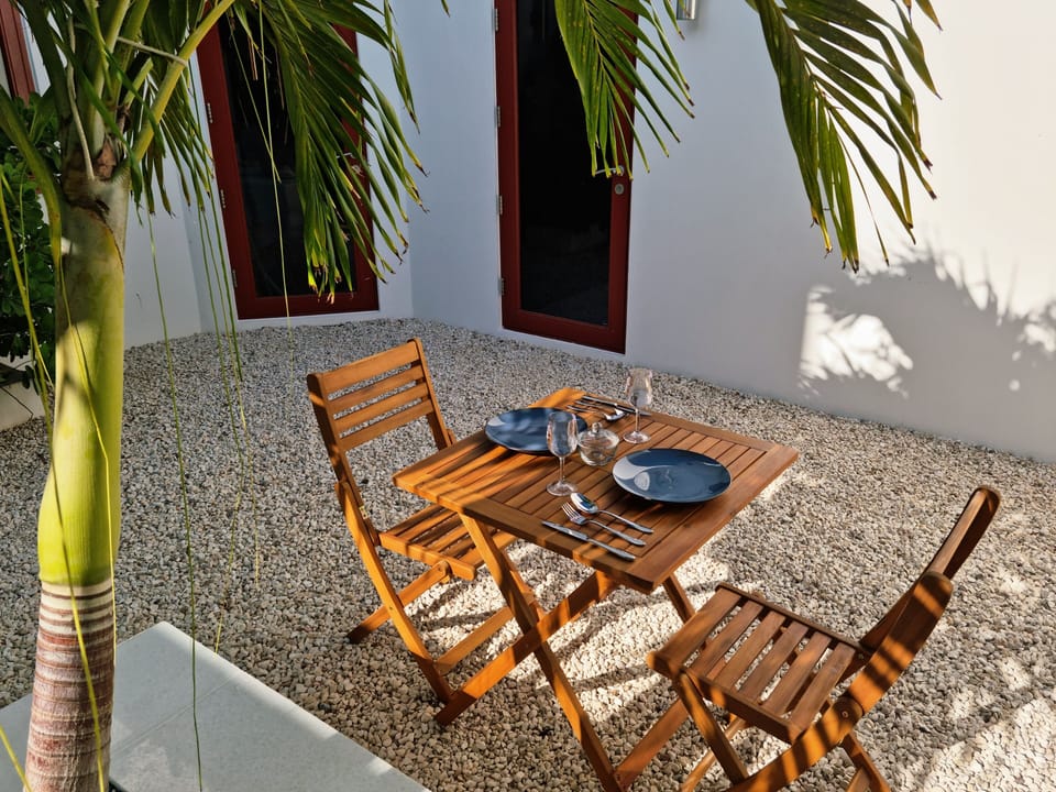 Enjoy Meals & Drinks, in the courtyard
