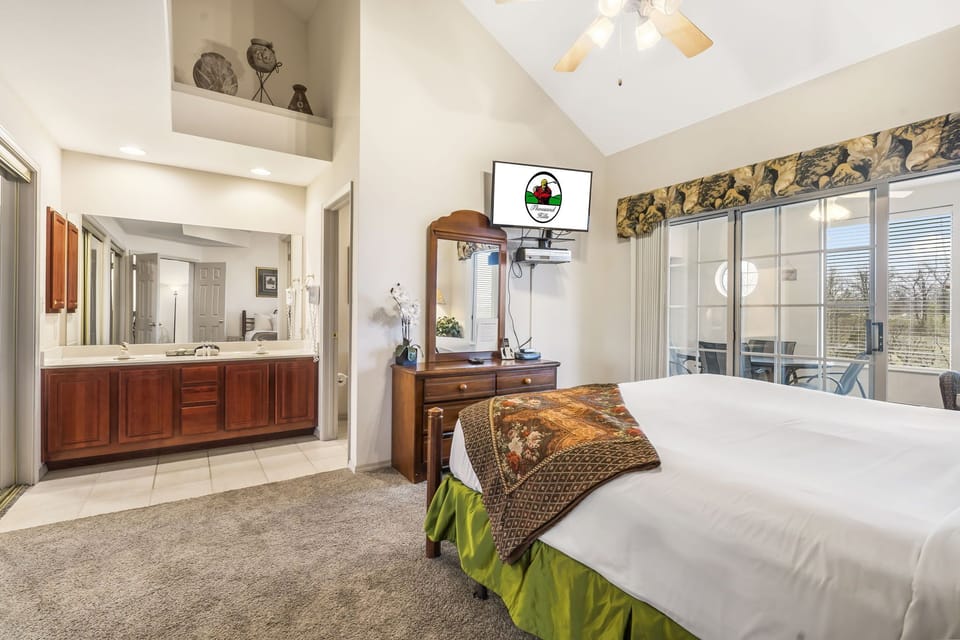 Master Bed Room with En Suite Bathroom and Sun Room Access