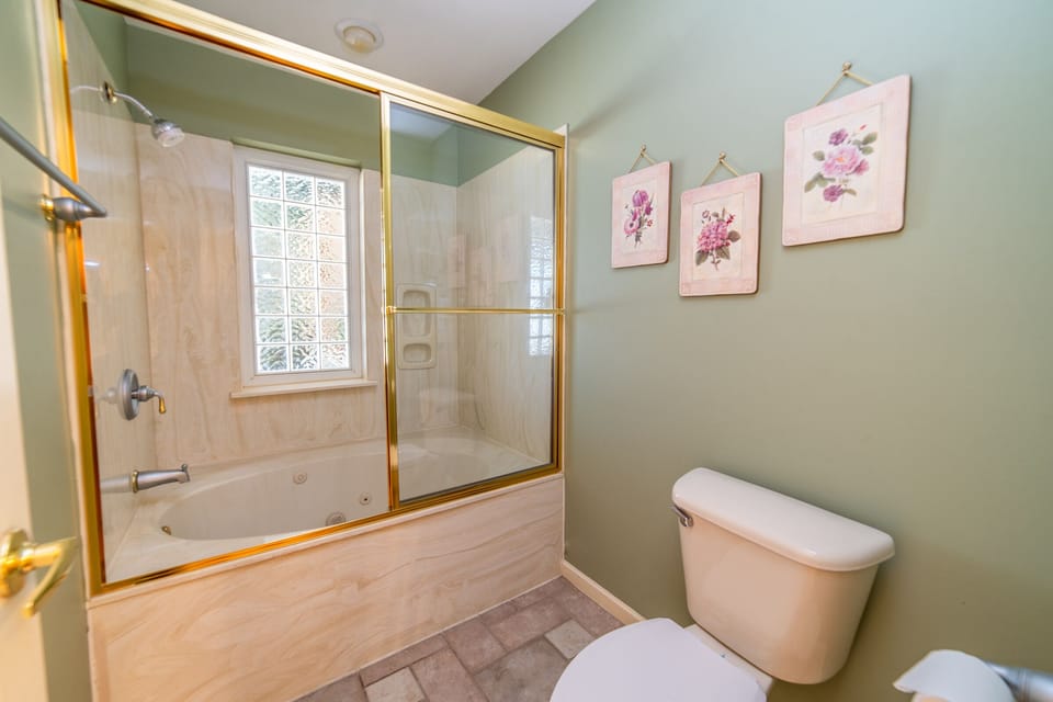 Master Bathroom - Jetted Tub