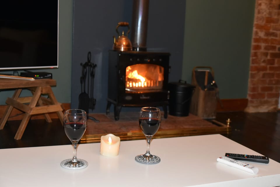 2-bed 18th Century Barn - Sleeps 6 - Pet Friendly Cottage in England