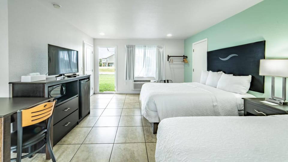 Everglades City Motel - Queen Room, 2 Beds, Kitchenette and Back Door image 2