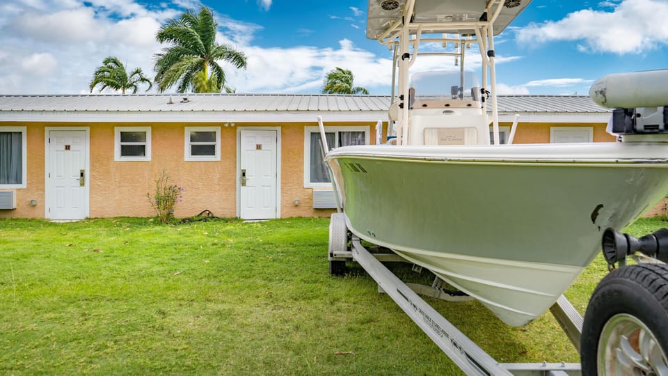 Everglades City Motel - Queen Room, 2 Beds, Kitchenette and Back Door image 5