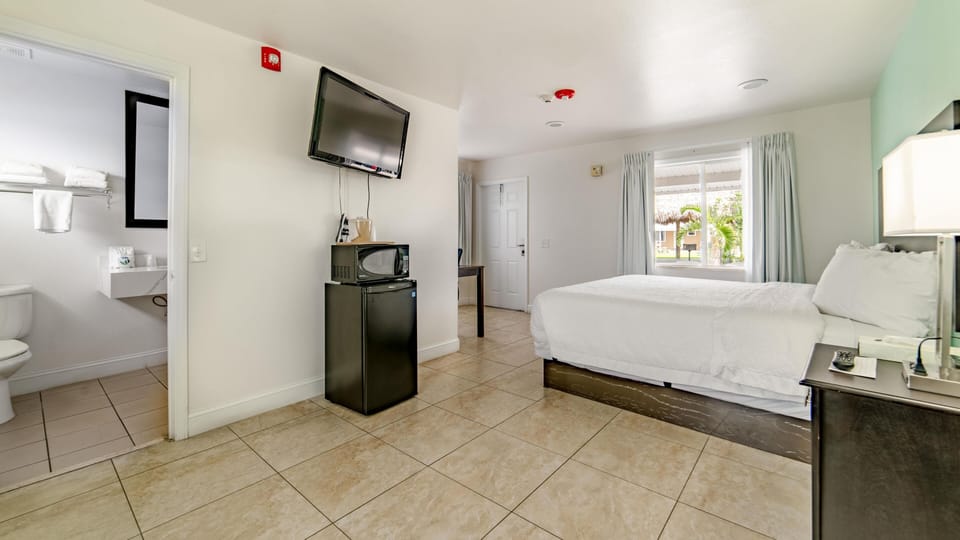 Everglades City Motel - ADA King Motel Room image 2