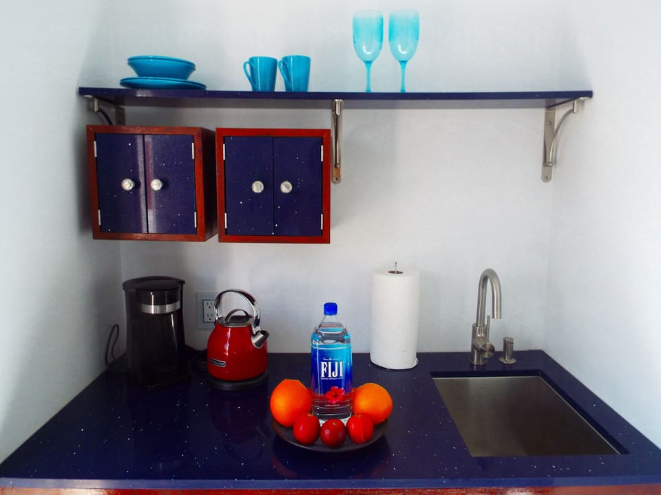 Kitchenette Studio 1: with Hot Water, Tea & Coffee Maker