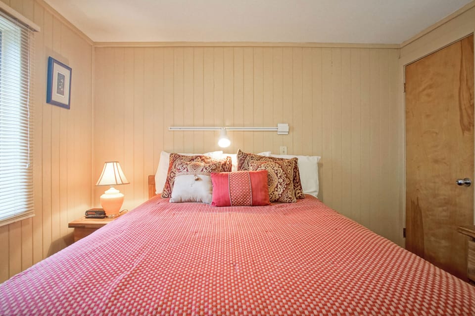 Bedroom with queen bed