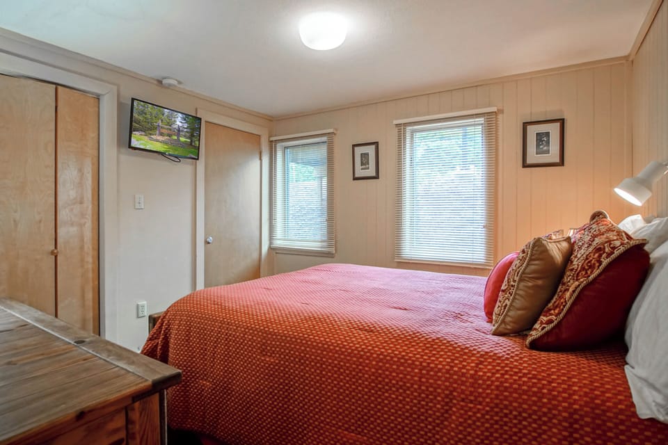 Bedroom with queen bed