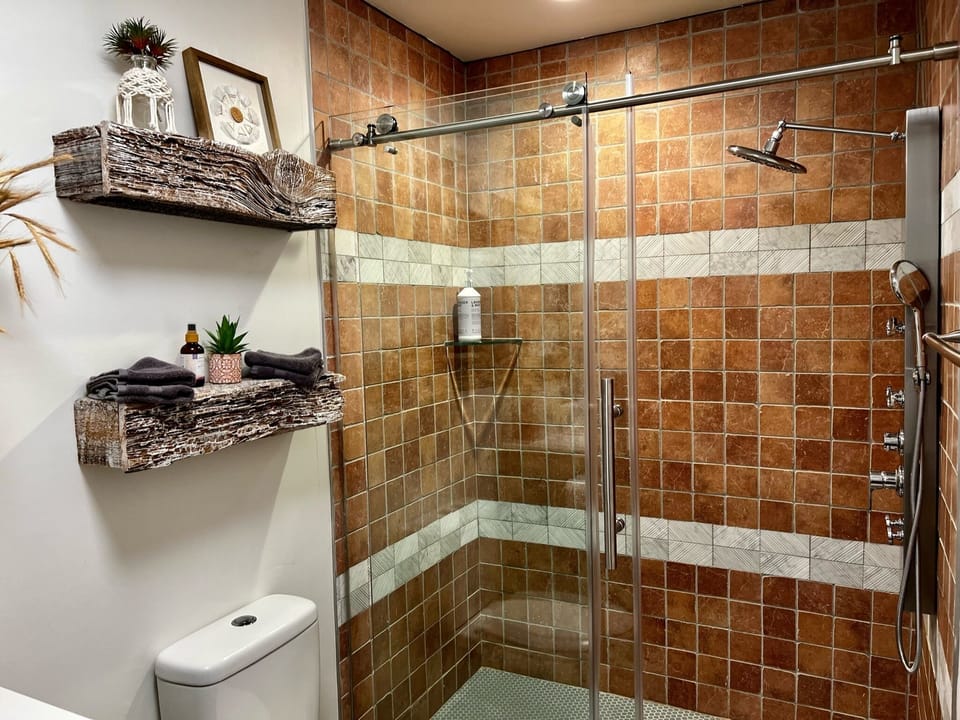 full bathroom #1 attached to queen bedroom