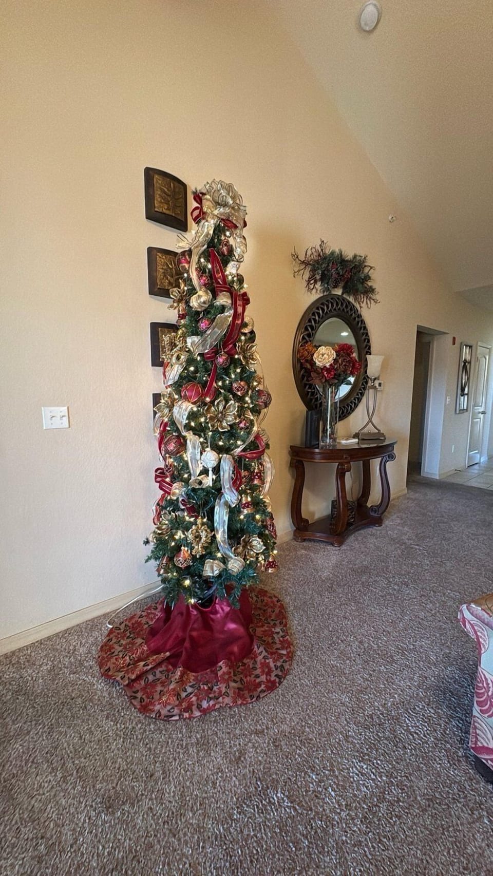 Holiday decor may vary from year to year and is usually displayed from November to 
January