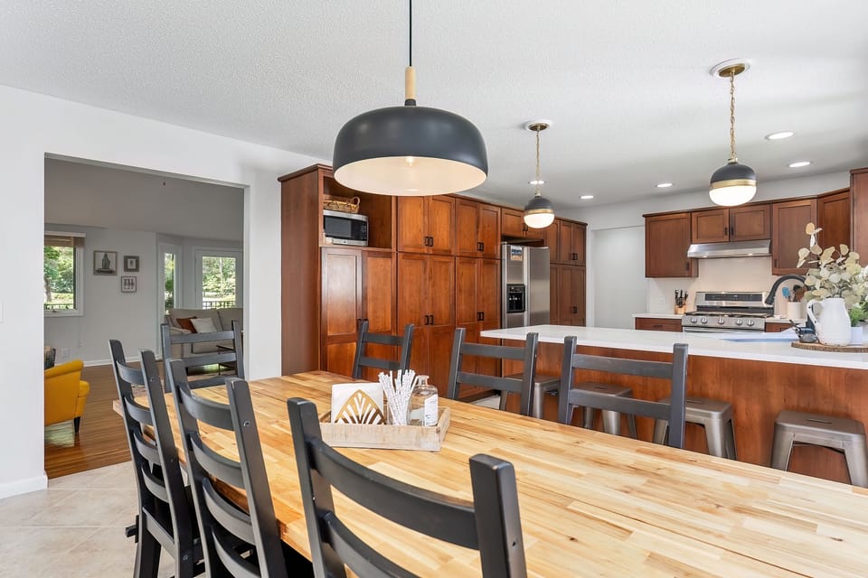 Kitchen Table has 8 chairs and the snack bar has 4 stools.