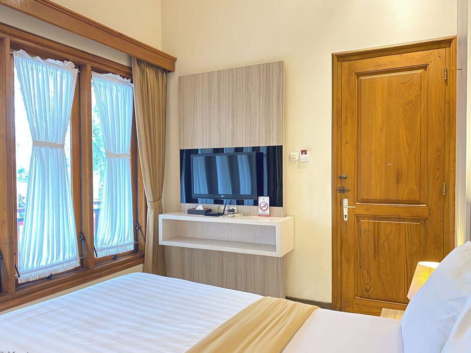 Standard Room (Queen) | In-room safe, desk, soundproofing, iron/ironing board