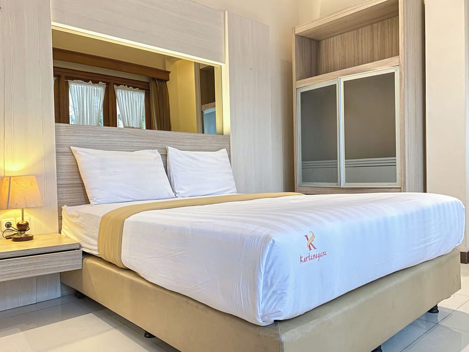 Standard Room (Queen) | In-room safe, desk, soundproofing, iron/ironing board