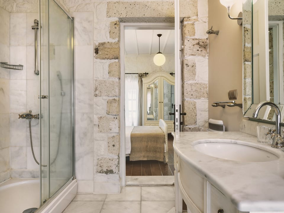 Deluxe Room | Bathroom | Shower, free toiletries, hair dryer, bathrobes