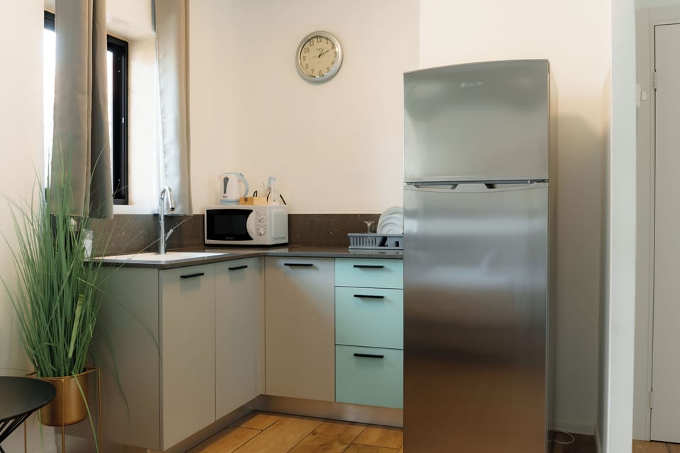 Fridge, microwave