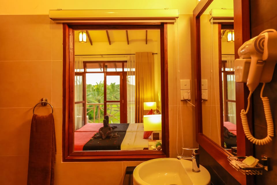 Deluxe Room | Bathroom | Shower, rainfall showerhead, designer toiletries, hair dryer