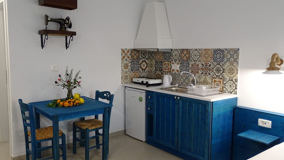 Comfort Studio, 1 Double Bed, Partial Sea View | In-room dining