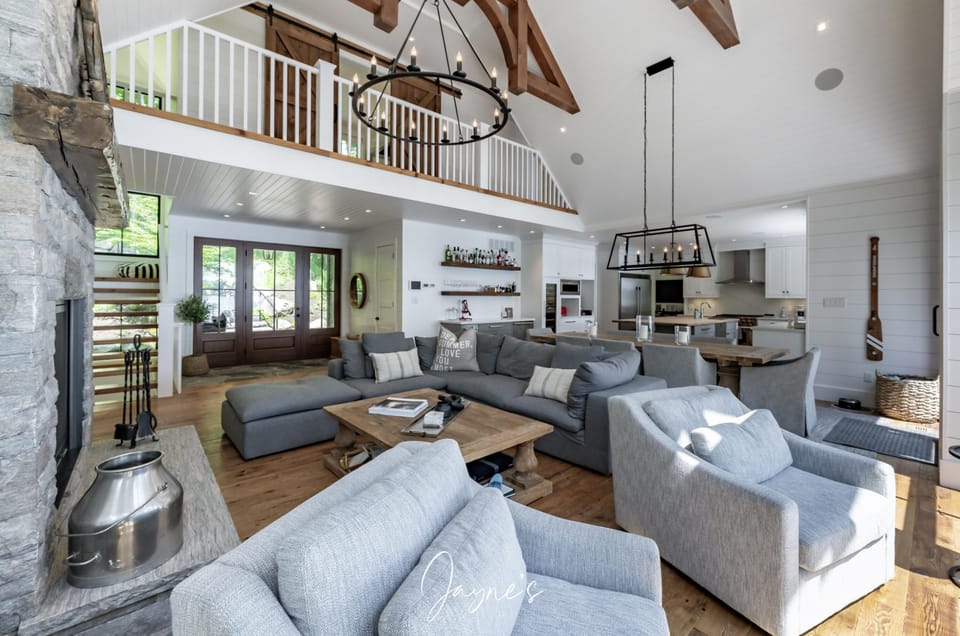 Living Room &amp; Fireplace