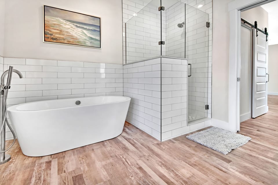 En suite bath off the primary bedroom