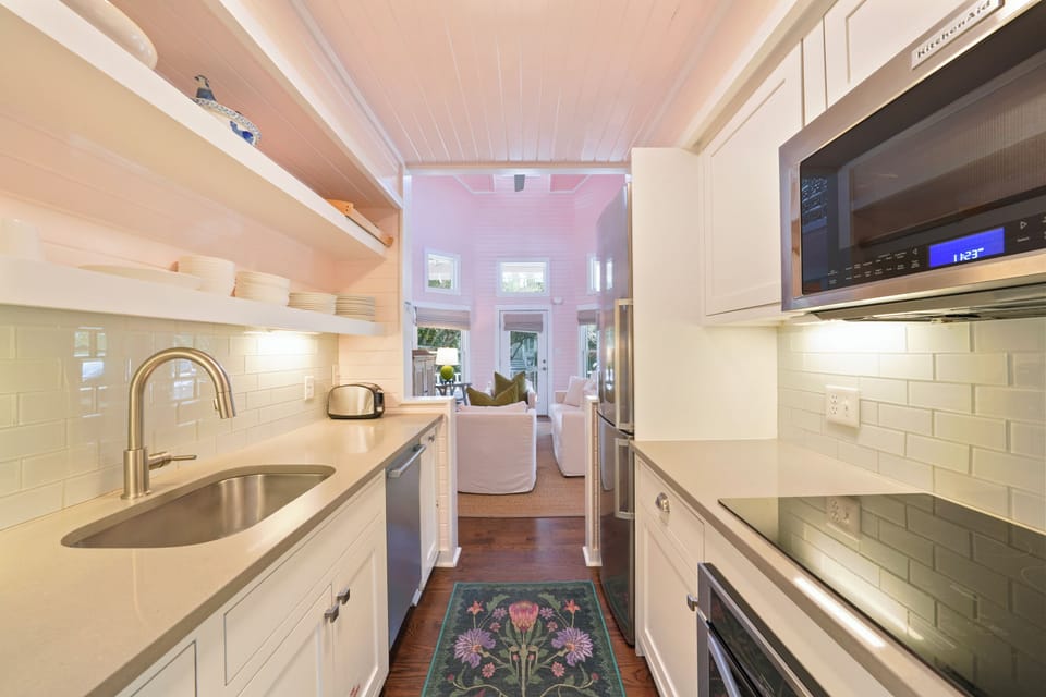 MODERN, FULLY RENOVATED KITCHEN