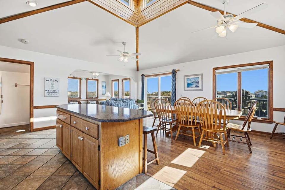 Top-Level Kitchen with Bar (seats 4)