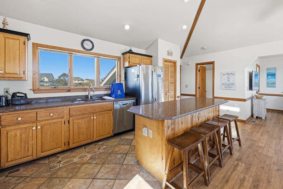 Top-Level Kitchen with Bar (seats 4)